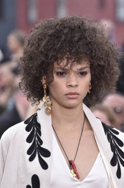 New York, Ny - 11 Eylül: Bella Hadid New York moda haftası sırasında Oscar De La Renta için pist yürür: gösterir, New York'ta 11 Eylül 2018 üzerinde bahar Studios Teras.