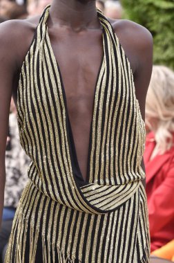 New York, Ny - 11 Eylül: Bella Hadid New York moda haftası sırasında Oscar De La Renta için pist yürür: gösterir, New York'ta 11 Eylül 2018 üzerinde bahar Studios Teras.