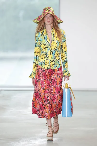 New York September Model Walks Runway Wearing Michael Kors Spring — Stock Photo, Image