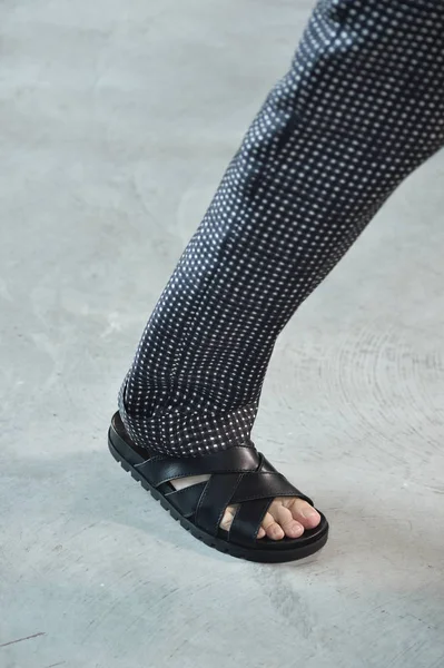 New York, Ny - 12 Eylül: Bir model yürür pist giyen Michael Kors bahar 2019 tarihinde 12 Eylül 2018 New York City.