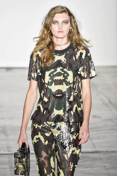 New York, Ny - Eylül 06: pist Mary Kay, Nicole Miller ilkbahar/yaz 2019 moda sırasında göstermek Industria Studios adlı 6 Eylül 2018 New York'ta bir model yürür..