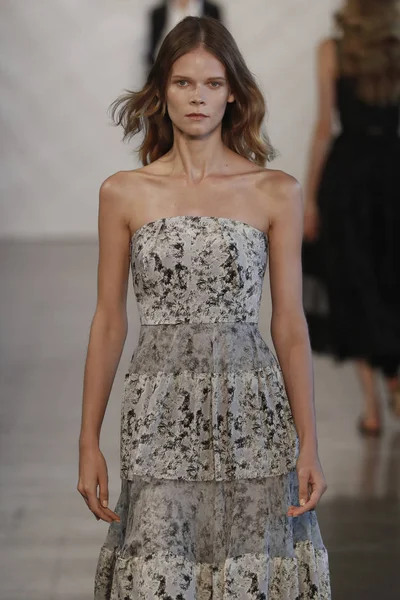 New York, Ny - Eylül 06: Manken pist öğlen için Nur tarafından New York moda haftası sırasında yürür: gösterir New York'ta 6 Eylül 2018 bahar stüdyolarında Galerisi II.