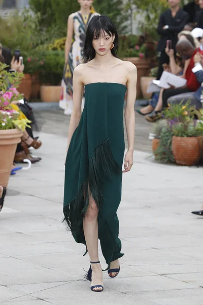 New York, Ny - 11 Eylül: Manken pist Oscar De La Renta için New York moda haftası sırasında yürür: gösterir, New York'ta 11 Eylül 2018 üzerinde bahar Studios Teras.