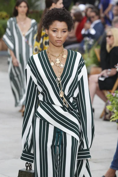 New York, Ny - 11 Eylül: Manken pist Oscar De La Renta için New York moda haftası sırasında yürür: gösterir, New York'ta 11 Eylül 2018 üzerinde bahar Studios Teras.