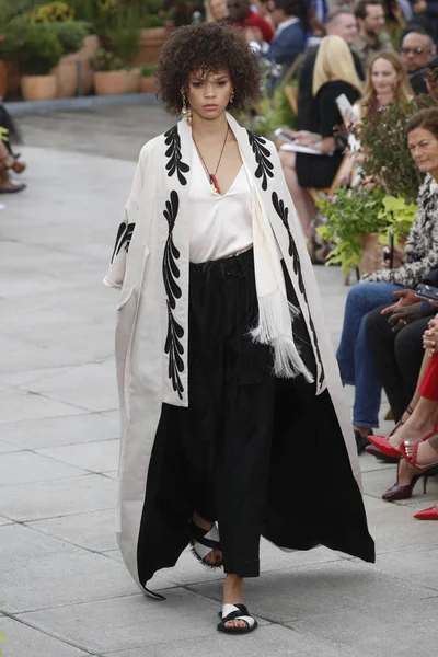 New York, Ny - 11 Eylül: Manken pist Oscar De La Renta için New York moda haftası sırasında yürür: gösterir, New York'ta 11 Eylül 2018 üzerinde bahar Studios Teras.
