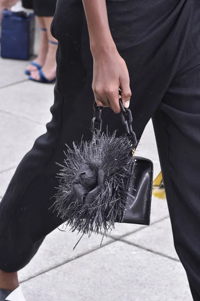 New York, Ny - 11 Eylül: Bella Hadid New York moda haftası sırasında Oscar De La Renta için pist yürür: gösterir, New York'ta 11 Eylül 2018 üzerinde bahar Studios Teras.