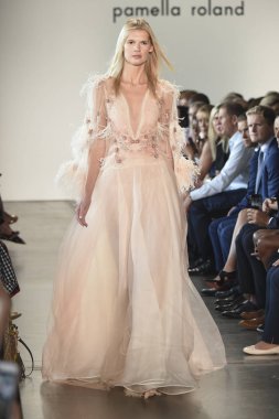 New York, Ny - Eylül 06: Manken Pamella Roland ilkbahar/yaz 2019 için pist 6 Eylül 2018 tarihinde New York moda haftası sırasında New York'ta yürür.