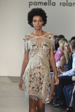 New York, Ny - Eylül 06: Manken Pamella Roland ilkbahar/yaz 2019 için pist 6 Eylül 2018 tarihinde New York moda haftası sırasında New York'ta yürür.