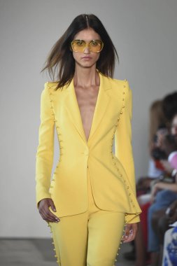 New York, Ny - Eylül 06: Manken Pamella Roland ilkbahar/yaz 2019 için pist 6 Eylül 2018 tarihinde New York moda haftası sırasında New York'ta yürür.