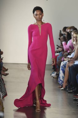 New York, Ny - Eylül 06: Manken Pamella Roland ilkbahar/yaz 2019 için pist 6 Eylül 2018 tarihinde New York moda haftası sırasında New York'ta yürür.