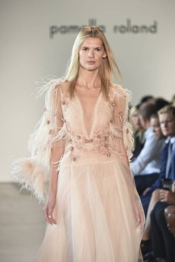 New York, Ny - Eylül 06: Manken Pamella Roland ilkbahar/yaz 2019 için pist 6 Eylül 2018 tarihinde New York moda haftası sırasında New York'ta yürür.