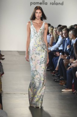 New York, Ny - Eylül 06: Manken Pamella Roland ilkbahar/yaz 2019 için pist 6 Eylül 2018 tarihinde New York moda haftası sırasında New York'ta yürür.