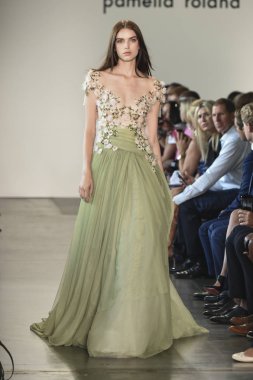 New York, Ny - Eylül 06: Manken Pamella Roland ilkbahar/yaz 2019 için pist 6 Eylül 2018 tarihinde New York moda haftası sırasında New York'ta yürür.