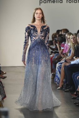 New York, Ny - Eylül 06: Manken Pamella Roland ilkbahar/yaz 2019 için pist 6 Eylül 2018 tarihinde New York moda haftası sırasında New York'ta yürür.