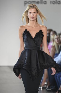 New York, Ny - Eylül 06: Manken Pamella Roland ilkbahar/yaz 2019 için pist 6 Eylül 2018 tarihinde New York moda haftası sırasında New York'ta yürür.