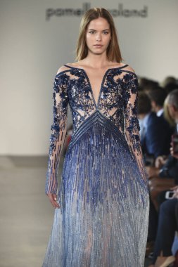 New York, Ny - Eylül 06: Manken Pamella Roland ilkbahar/yaz 2019 için pist 6 Eylül 2018 tarihinde New York moda haftası sırasında New York'ta yürür.