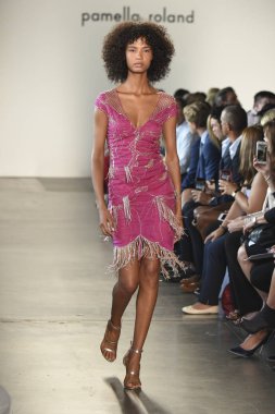 New York, Ny - Eylül 06: Manken Pamella Roland ilkbahar/yaz 2019 için pist 6 Eylül 2018 tarihinde New York moda haftası sırasında New York'ta yürür.