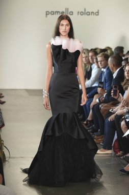 New York, Ny - Eylül 06: Manken Pamella Roland ilkbahar/yaz 2019 için pist 6 Eylül 2018 tarihinde New York moda haftası sırasında New York'ta yürür.
