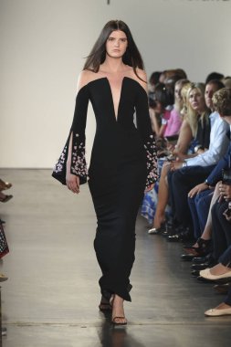 New York, Ny - Eylül 06: Manken Pamella Roland ilkbahar/yaz 2019 için pist 6 Eylül 2018 tarihinde New York moda haftası sırasında New York'ta yürür.