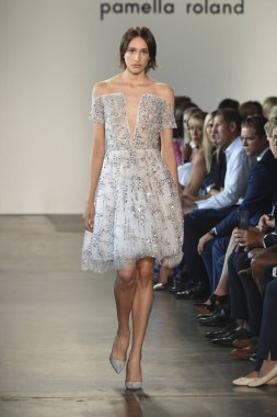 New York, Ny - Eylül 06: Manken Pamella Roland ilkbahar/yaz 2019 için pist 6 Eylül 2018 tarihinde New York moda haftası sırasında New York'ta yürür.
