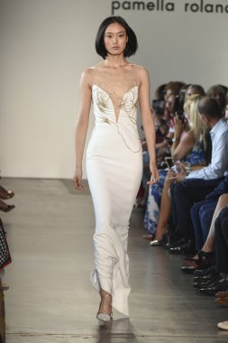New York, Ny - Eylül 06: Manken Pamella Roland ilkbahar/yaz 2019 için pist 6 Eylül 2018 tarihinde New York moda haftası sırasında New York'ta yürür.