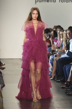New York, Ny - Eylül 06: Manken Pamella Roland ilkbahar/yaz 2019 için pist 6 Eylül 2018 tarihinde New York moda haftası sırasında New York'ta yürür.