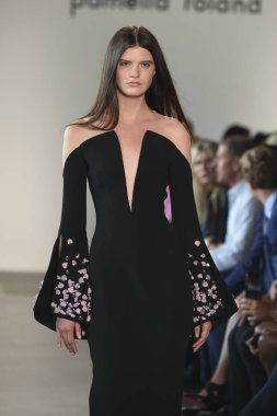 New York, Ny - Eylül 06: Manken Pamella Roland ilkbahar/yaz 2019 için pist 6 Eylül 2018 tarihinde New York moda haftası sırasında New York'ta yürür.