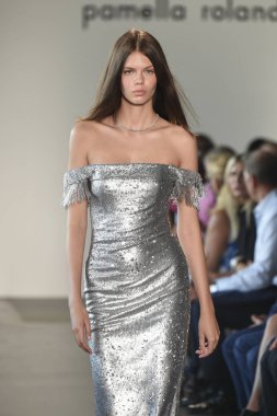 New York, Ny - Eylül 06: Manken Pamella Roland ilkbahar/yaz 2019 için pist 6 Eylül 2018 tarihinde New York moda haftası sırasında New York'ta yürür.