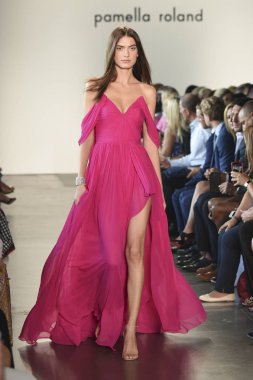 New York, Ny - Eylül 06: Manken Pamella Roland ilkbahar/yaz 2019 için pist 6 Eylül 2018 tarihinde New York moda haftası sırasında New York'ta yürür.