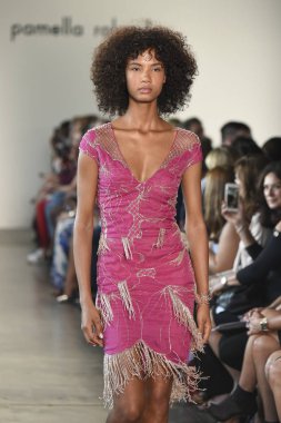 New York, Ny - Eylül 06: Manken Pamella Roland ilkbahar/yaz 2019 için pist 6 Eylül 2018 tarihinde New York moda haftası sırasında New York'ta yürür.
