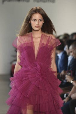 New York, Ny - Eylül 06: Manken Pamella Roland ilkbahar/yaz 2019 için pist 6 Eylül 2018 tarihinde New York moda haftası sırasında New York'ta yürür.