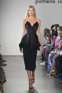 New York, Ny - Eylül 06: Manken Pamella Roland ilkbahar/yaz 2019 için pist 6 Eylül 2018 tarihinde New York moda haftası sırasında New York'ta yürür.