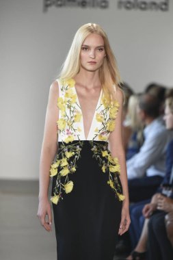 New York, Ny - Eylül 06: Manken Pamella Roland ilkbahar/yaz 2019 için pist 6 Eylül 2018 tarihinde New York moda haftası sırasında New York'ta yürür.