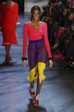 New York, Ny - Eylül 09: Winnie Harlow Prabal Gurung gösterisi New York moda haftası sırasında pist yürür: gösterir Galerisi ben New York'ta 9 Eylül 2018 bahar stüdyolarında.