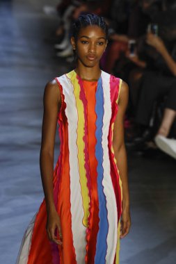 New York, Ny - Eylül 09: Prabal Gurung pist göster New York moda haftası sırasında bir modeli yürüyüşler: gösterir Galerisi ben New York'ta 9 Eylül 2018 bahar stüdyolarında.