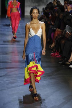 New York, Ny - Eylül 09: Prabal Gurung pist göster New York moda haftası sırasında bir modeli yürüyüşler: gösterir Galerisi ben New York'ta 9 Eylül 2018 bahar stüdyolarında.