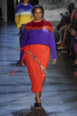 New York, Ny - Eylül 09: Prabal Gurung pist göster New York moda haftası sırasında bir modeli yürüyüşler: gösterir Galerisi ben New York'ta 9 Eylül 2018 bahar stüdyolarında.