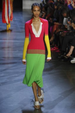 New York, Ny - Eylül 09: Prabal Gurung pist göster New York moda haftası sırasında bir modeli yürüyüşler: gösterir Galerisi ben New York'ta 9 Eylül 2018 bahar stüdyolarında.