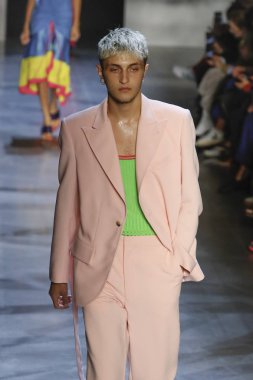 New York, Ny - Eylül 09: Prabal Gurung pist göster New York moda haftası sırasında bir modeli yürüyüşler: gösterir Galerisi ben New York'ta 9 Eylül 2018 bahar stüdyolarında.