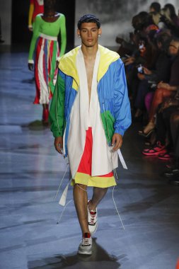 New York, Ny - Eylül 09: Prabal Gurung pist göster New York moda haftası sırasında bir modeli yürüyüşler: gösterir Galerisi ben New York'ta 9 Eylül 2018 bahar stüdyolarında.