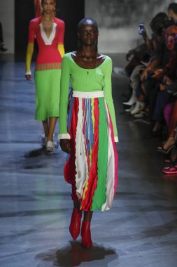 New York, Ny - Eylül 09: Prabal Gurung pist göster New York moda haftası sırasında bir modeli yürüyüşler: gösterir Galerisi ben New York'ta 9 Eylül 2018 bahar stüdyolarında.