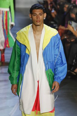 New York, Ny - Eylül 09: Prabal Gurung pist göster New York moda haftası sırasında bir modeli yürüyüşler: gösterir Galerisi ben New York'ta 9 Eylül 2018 bahar stüdyolarında.