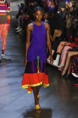 New York, Ny - Eylül 09: Prabal Gurung pist göster New York moda haftası sırasında bir modeli yürüyüşler: gösterir Galerisi ben New York'ta 9 Eylül 2018 bahar stüdyolarında.