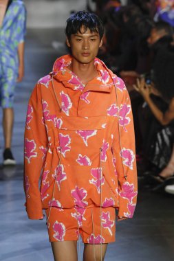 New York, Ny - Eylül 09: Prabal Gurung pist göster New York moda haftası sırasında bir modeli yürüyüşler: gösterir Galerisi ben New York'ta 9 Eylül 2018 bahar stüdyolarında.