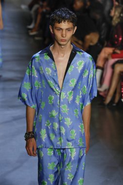 New York, Ny - Eylül 09: Prabal Gurung pist göster New York moda haftası sırasında bir modeli yürüyüşler: gösterir Galerisi ben New York'ta 9 Eylül 2018 bahar stüdyolarında.