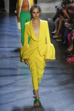New York, Ny - Eylül 09: Prabal Gurung pist göster New York moda haftası sırasında bir modeli yürüyüşler: gösterir Galerisi ben New York'ta 9 Eylül 2018 bahar stüdyolarında.