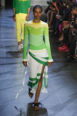 New York, Ny - Eylül 09: Prabal Gurung pist göster New York moda haftası sırasında bir modeli yürüyüşler: gösterir Galerisi ben New York'ta 9 Eylül 2018 bahar stüdyolarında.