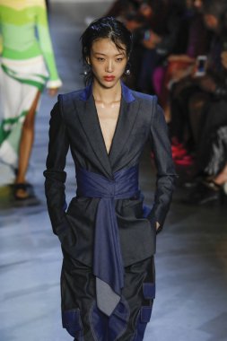 New York, Ny - Eylül 09: Prabal Gurung pist göster New York moda haftası sırasında bir modeli yürüyüşler: gösterir Galerisi ben New York'ta 9 Eylül 2018 bahar stüdyolarında.