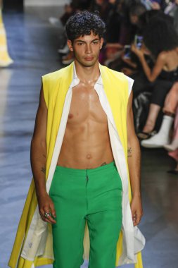 New York, Ny - Eylül 09: Prabal Gurung pist göster New York moda haftası sırasında bir modeli yürüyüşler: gösterir Galerisi ben New York'ta 9 Eylül 2018 bahar stüdyolarında.