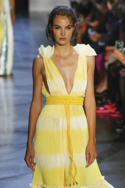 New York, Ny - Eylül 09: Prabal Gurung pist göster New York moda haftası sırasında bir modeli yürüyüşler: gösterir Galerisi ben New York'ta 9 Eylül 2018 bahar stüdyolarında.